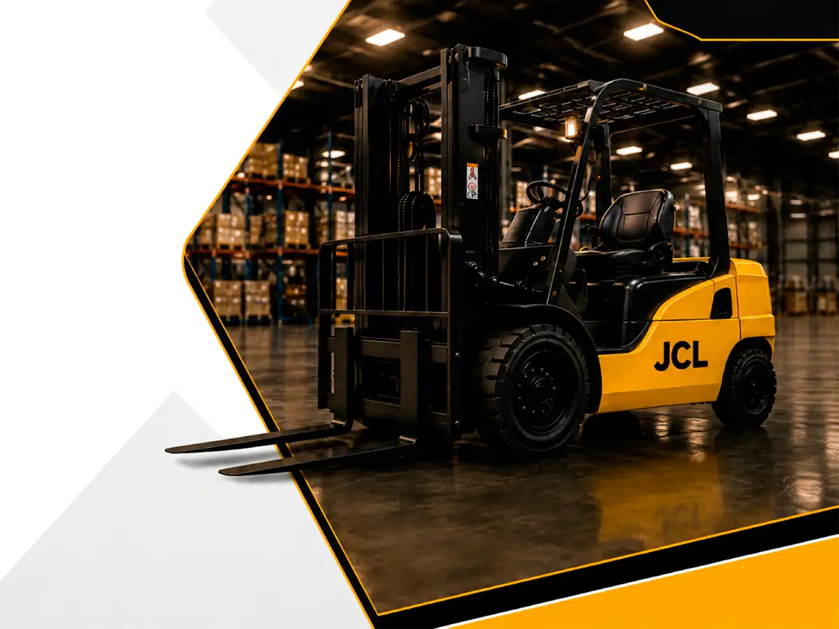 Empilhadeira JCL realizando o carregamento de um caminhão